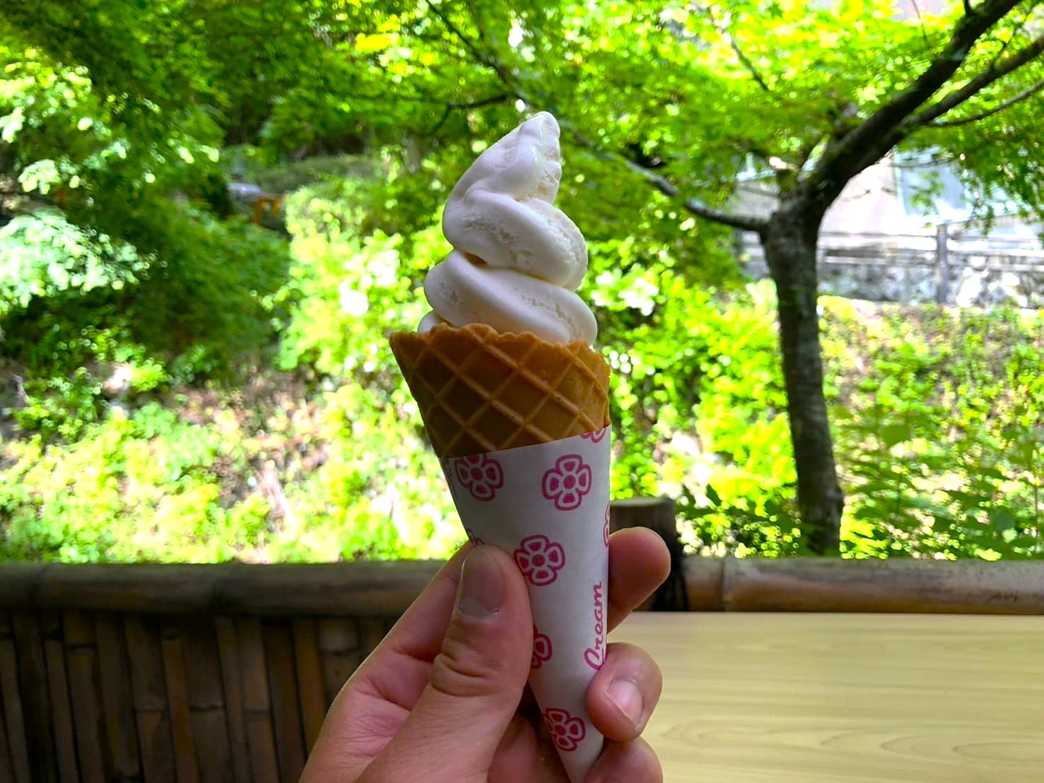 秩父華厳の滝茶屋で販売されているホワイトコーヒー味のソフトクリーム