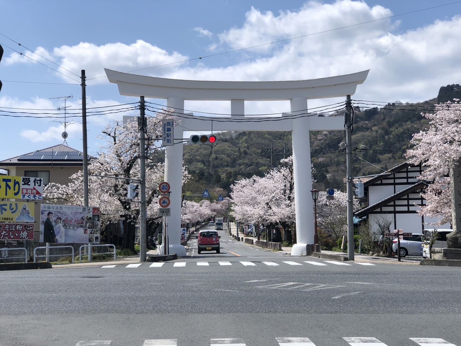 桜の時期の宝登山道