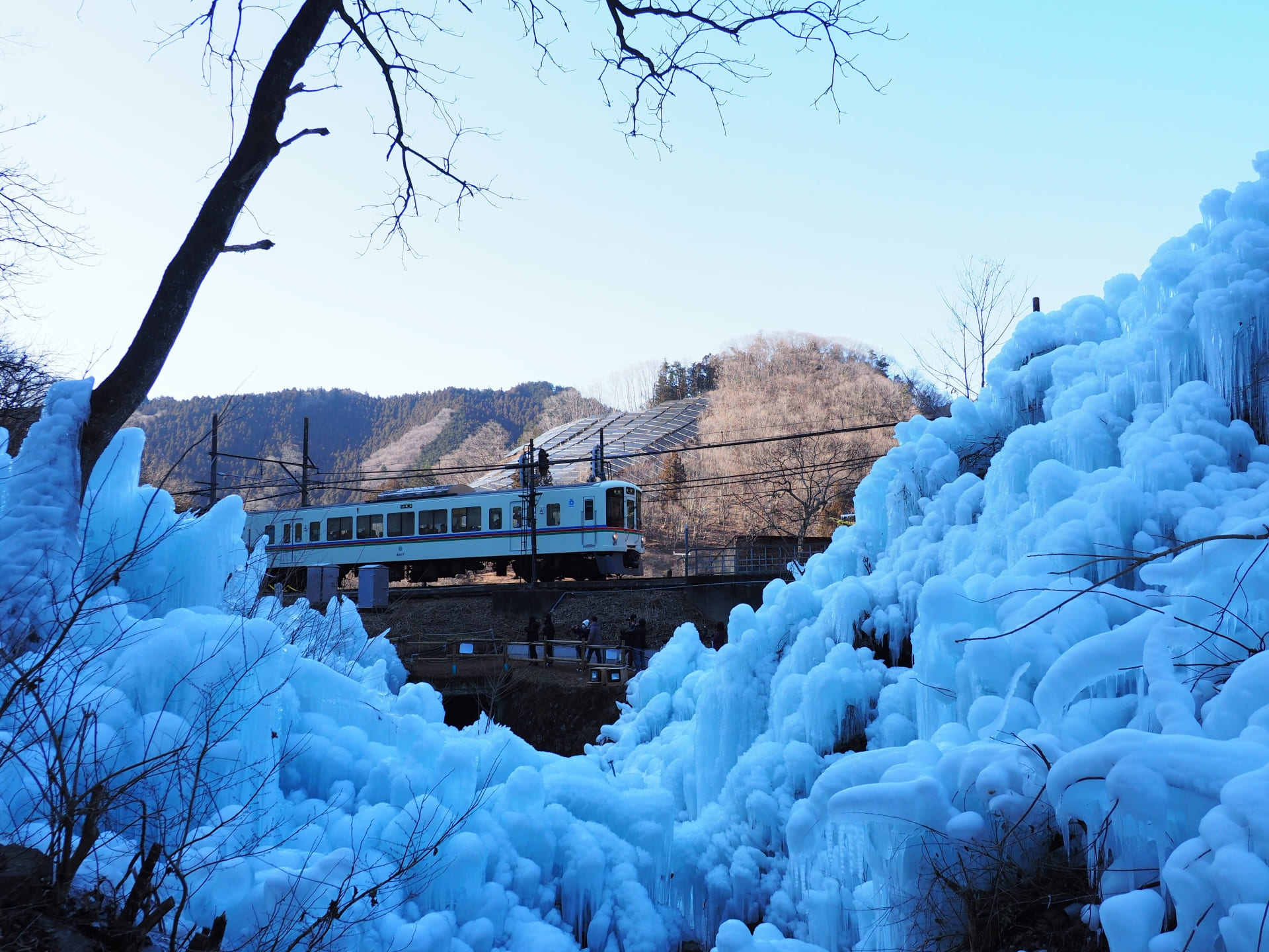 あしがくぼの氷柱と西武秩父鉄道